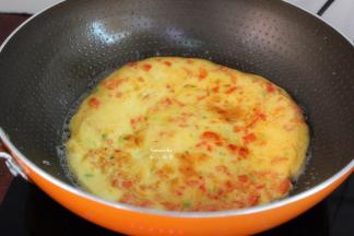 微黄，翻转另外一面继续煎；