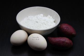准备面粉、紫薯、土鸡蛋、白砂糖、玉米油等食材；