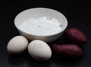 准备面粉、紫薯、土鸡蛋、白砂糖、玉米油等食材；