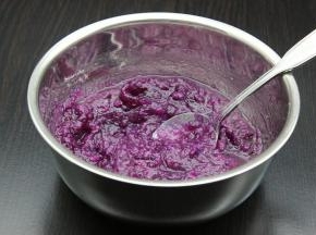 紫薯蒸熟，去皮，打碎，与白砂糖、玉米油拌均；