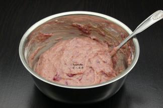 过筛的面粉、水加入紫薯蛋黄盆拌均；