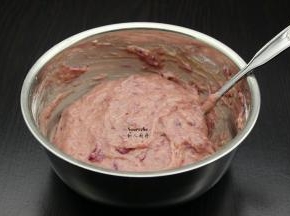 过筛的面粉、水加入紫薯蛋黄盆拌均；
