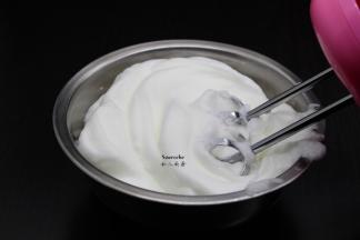 蛋清打发至干性泡沫；