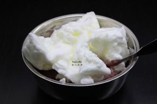 打发的蛋清加入紫薯面糊中拌均；PS：不要用力拌，避免拌出面筋