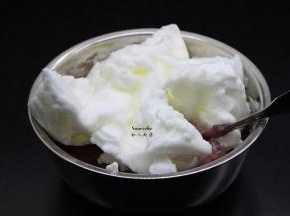 打发的蛋清加入紫薯面糊中拌均；PS：不要用力拌，避免拌出面筋