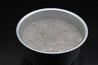 盆内壁摸上油，把面糊倒入，轻轻磕碰几下，减少气孔；