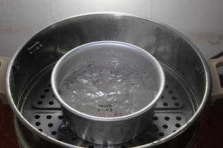 清水煮沸，隔水放入蒸锅中，大火蒸30分钟，关火，焖3分钟开盖即可；