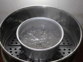 清水煮沸，隔水放入蒸锅中，大火蒸30分钟，关火，焖3分钟开盖即可；