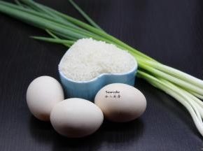 准备食材：大米、香葱、土鸡蛋；