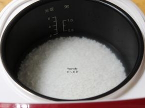 浸泡好的米，捞出放入电饭锅，加适量的水，按煲饭键即可；