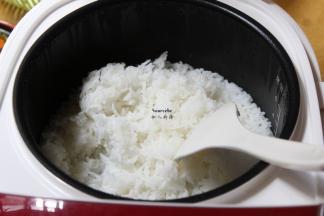 饭熟了，用饭勺松弛一下，冷了就不能粒粒分明；