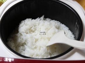 饭熟了，用饭勺松弛一下，冷了就不能粒粒分明；