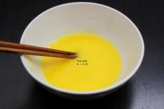 蛋黄与蛋白分离，并把蛋黄调均；
