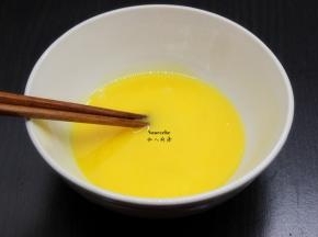 蛋黄与蛋白分离，并把蛋黄调均；