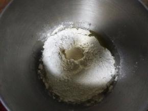 除了辅料外的所有材料倒入厨师机中（注意酵母不要跟糖和盐放一起），把面团揉到光滑；