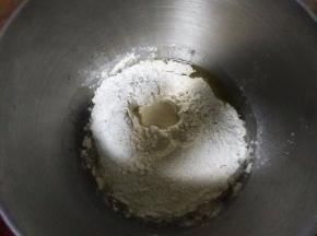 除了辅料外的所有材料倒入厨师机中（注意酵母不要跟糖和盐放一起），把面团揉到光滑；