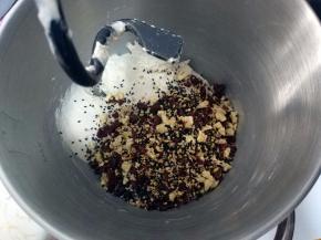 把辅料倒在面团上，开启一档，把所有材料揉匀；