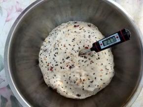 揉好的面团收圆，放入容器中，罩上保鲜膜，进行一次发酵；