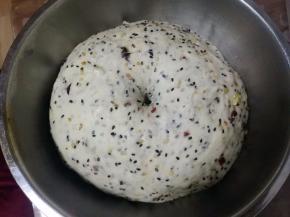 面团发酵至原体积两倍大，用手在面团上戳个洞，洞口不回缩，不塌陷，表示发酵完成；