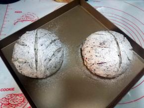 面团表面撒高粉，用锋利的刀片在表面割口；