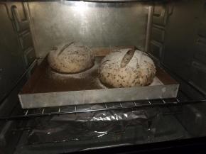 烤箱预热180度，中下层，烤30分钟； 温度及时间仅供参考，请根据自家烤箱来调节。