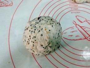 将面团分成两等份，揉搓排气，滚圆；