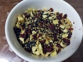 黑芝麻炒熟，核桃烤熟切碎，蔓越莓切小块，榛子我买的现成切碎的，如果是整个要切碎。把有材料混合均匀，放碗中备用；