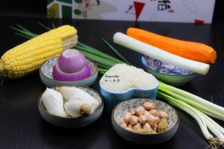 准备食材：大米、玉米、胡萝卜、杏鲍菇、花生、洋葱、大葱、香葱等