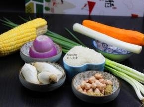 准备食材：大米、玉米、胡萝卜、杏鲍菇、花生、洋葱、大葱、香葱等