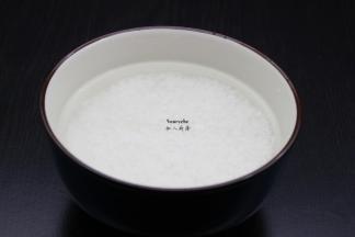 大米洗净，浸泡15分钟；PS:冬天30分钟。