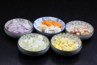 把玉米、胡萝卜、杏鲍菇、花生、洋葱、大葱等分别洗净切好；
