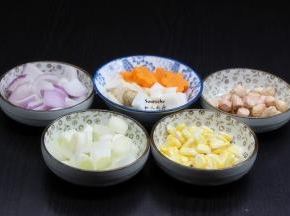 把玉米、胡萝卜、杏鲍菇、花生、洋葱、大葱等分别洗净切好；