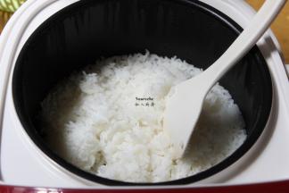 饭熟了，用饭勺松弛一下，冷了就不能粒粒分明；