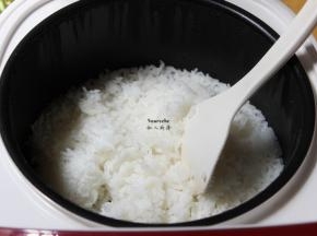 饭熟了，用饭勺松弛一下，冷了就不能粒粒分明；