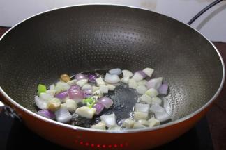 热锅，倒油，煸香洋葱、大葱、杏鲍菇