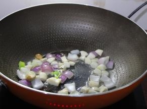 热锅，倒油，煸香洋葱、大葱、杏鲍菇