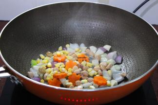 加入胡萝卜、玉米、花生，爆炒；