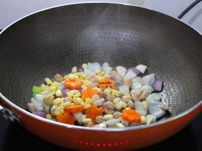 加入胡萝卜、玉米、花生，爆炒；