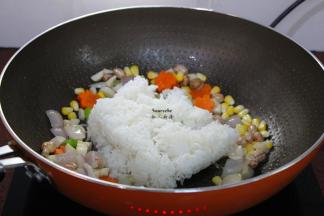 加入米饭、酱油翻炒至米饭在跳舞，巴拉巴拉响即可；