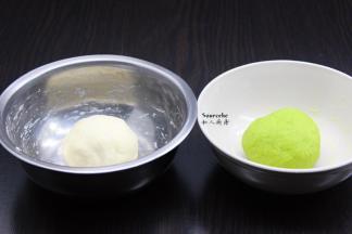 菠菜洗净榨汁，250克面粉、菠菜汁130克、酵母2.5克，揉成光滑菠菜面团；250克面粉、2.5克酵母，清水125克，揉成面团，二种面团盖上盖子静放，让其发酵原来的二倍大。