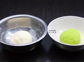 菠菜洗净榨汁，250克面粉、菠菜汁130克、酵母2.5克，揉成光滑菠菜面团；250克面粉、2.5克酵母，清水125克，揉成面团，二种面团盖上盖子静放，让其发酵原来的二倍大。