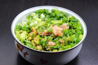 五花肉用绞肉机搅碎，菠菜、香葱切好，放油、盐、生抽、生姜、鸡粉拌均成包子馅；