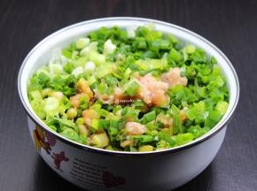 五花肉用绞肉机搅碎，菠菜、香葱切好，放油、盐、生抽、生姜、鸡粉拌均成包子馅；