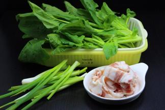 利用面团发酵时间，洗净菠菜、五花肉去皮切片、香葱洗净；