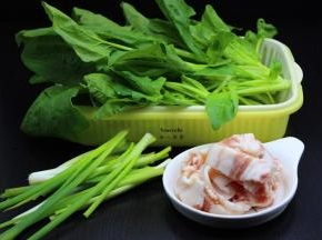 利用面团发酵时间，洗净菠菜、五花肉去皮切片、香葱洗净；