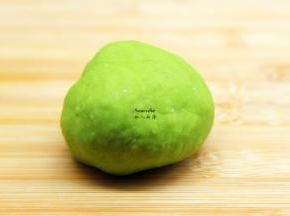 发酵好的的菠菜面团，排气揉搓光滑面团；