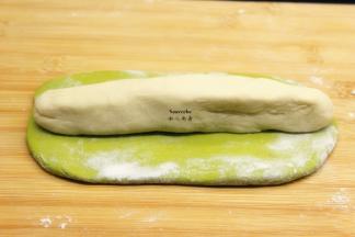 发酵好的原味面团揉搓，做成长条，放入菠菜面皮上；