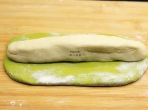 发酵好的原味面团揉搓，做成长条，放入菠菜面皮上；