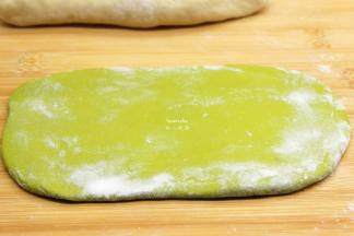 擀成长长的菠菜面皮；