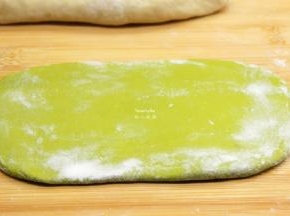 擀成长长的菠菜面皮；